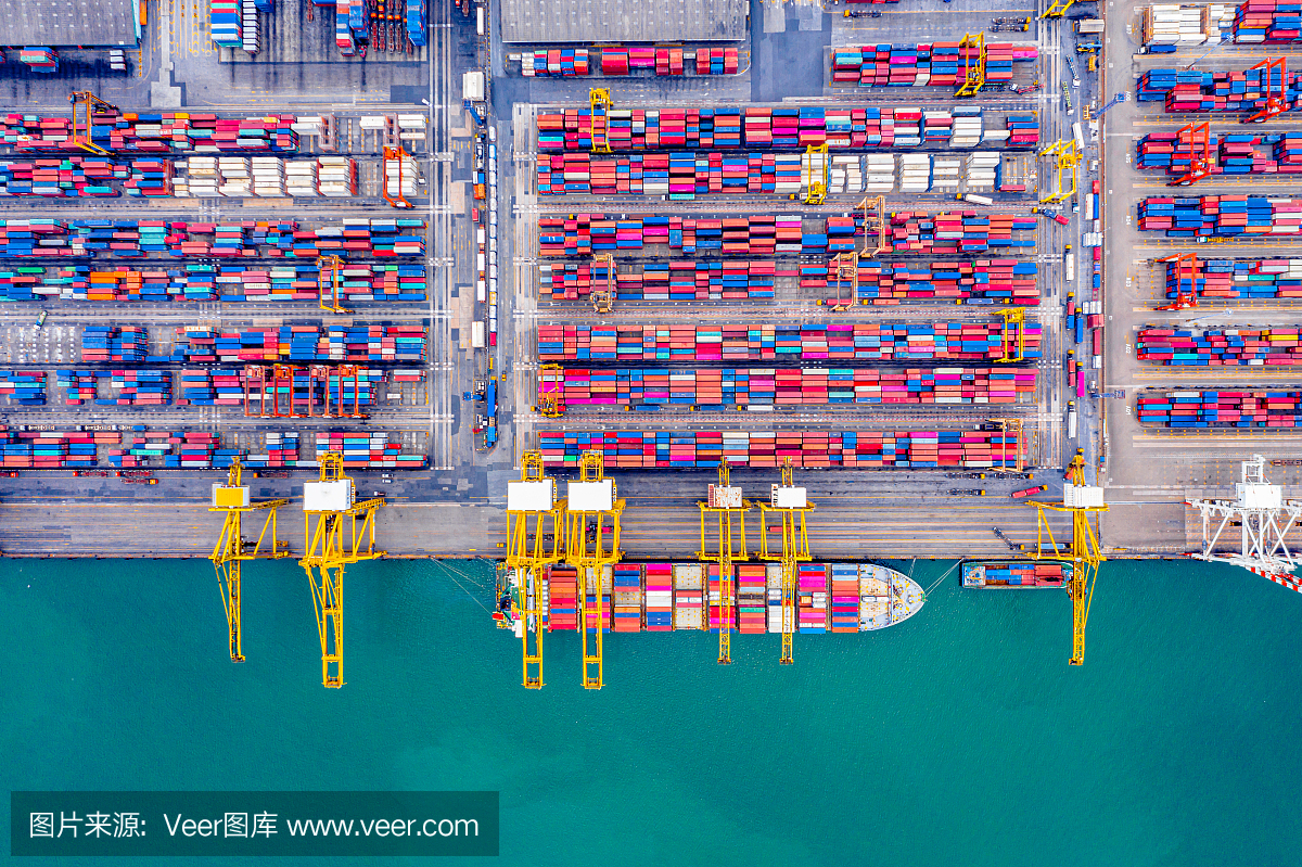 深水港俯视图,有货船和集装箱。它是一个进出口货物港口,是航运码头的一部分,并向世界各地出口产品